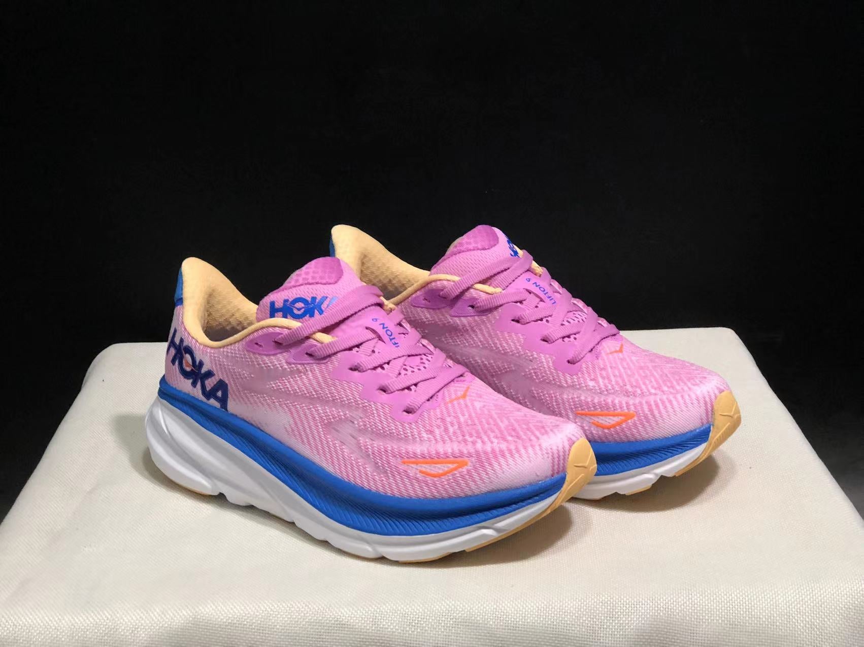 Hoka Clifton 9 'Beige-Pink'